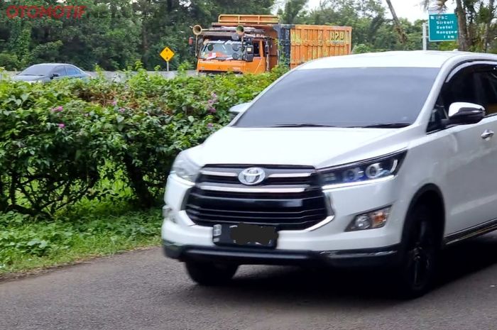 Ilsutrasi Toyota Kijang Innova roborn 2018 bermesin diesel milik Alex saat uji akselerasi