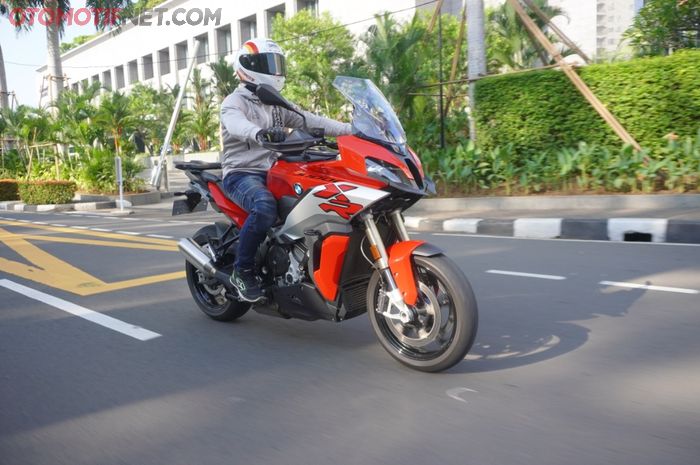 BMW S 1000 XR dibekali mesin turunan dari S 1000 RR