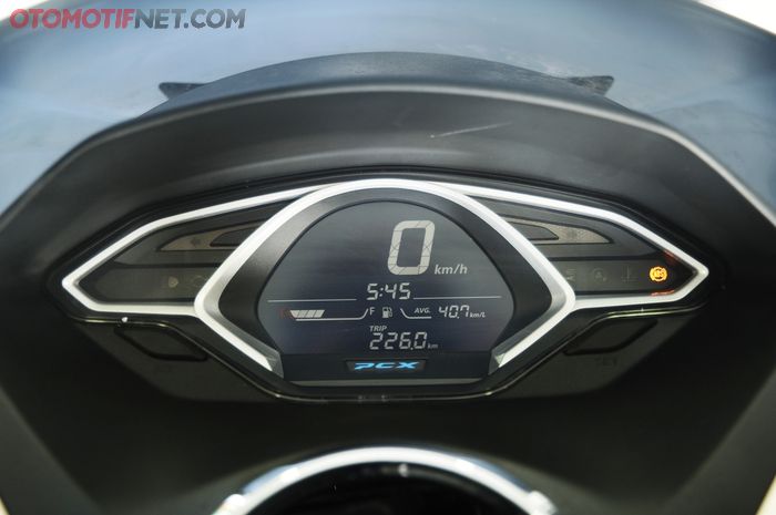 Di spidometer Honda PCX 150 akan muncul tanda oil change tiap 6.000 km