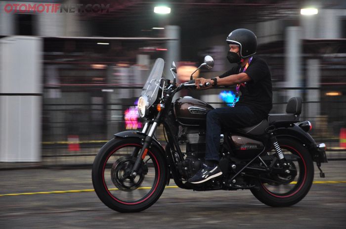 Royal Enfield Meteor 350 menyuguhkan posisi berkendara yang santai khas cruiser