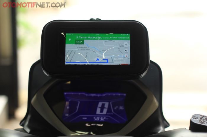 Bracket GPS jadi benda penting untuk meletakah GPS maupun smartphone bagi penggemar touring, termasuk pengguna Yamaha Lexi