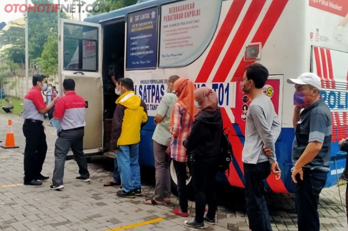 Antrian Perpanjang SIM Keliling