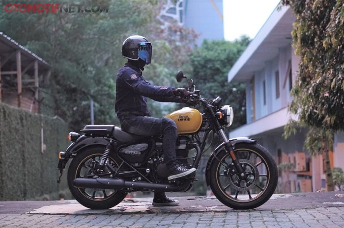 Royal Enfield Meteor 350 menyuguhkan posisi berkendara yang santai khas cruiser