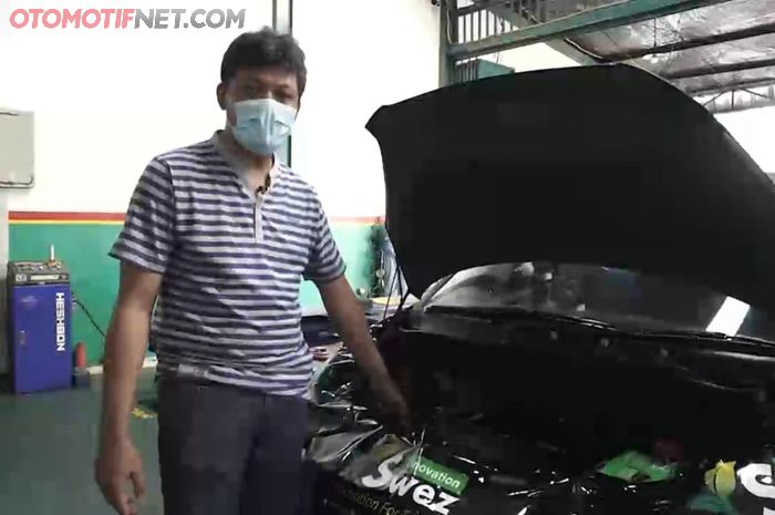 Otomotifnet.com saat melakukan pembuktian khasiat engine flushing yang bisa menjaga kompresi mesin tetap baik di Suzuki Splash