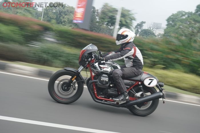 Moto Guzzi V7 III Racer 10th Anniversary dibekali setang underyoke yang  bikin pundak lebih merunduk