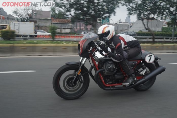 Moto Guzzi V7 III Racer 10Th Anniversary punya karakter tenaga kuat sejak 4.000 rpm