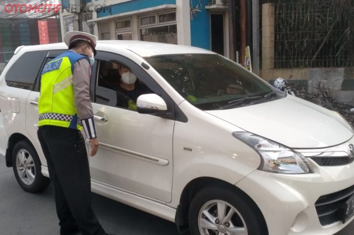 pemeriksaan pengendara yang melintas pos penyekatan saat PPKM Darurat Jawa Bali