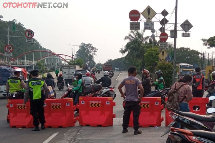 Pemberlakuan PPKM Darurat, Pemotor Kebingungan Jalan Tikus Diblokir Warga