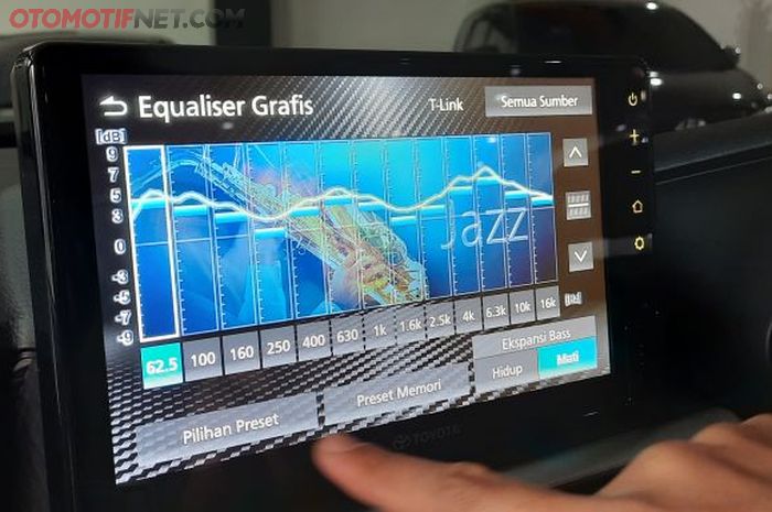 Ilustrasi setting frekuensi suara pada pengaturan equalizer di head unit