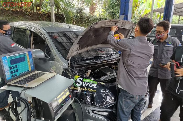 Tim dari Brain Bee Indonesia tengah mengukur emisi gas buang Suzuki Dreza GS AT 2017 