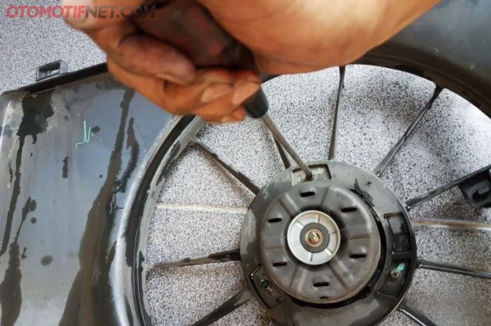 Ilustrasi pembongkaran motor fan Suzuki Ertiga GX yang bunyi dengung akibat bearingnya oblak 