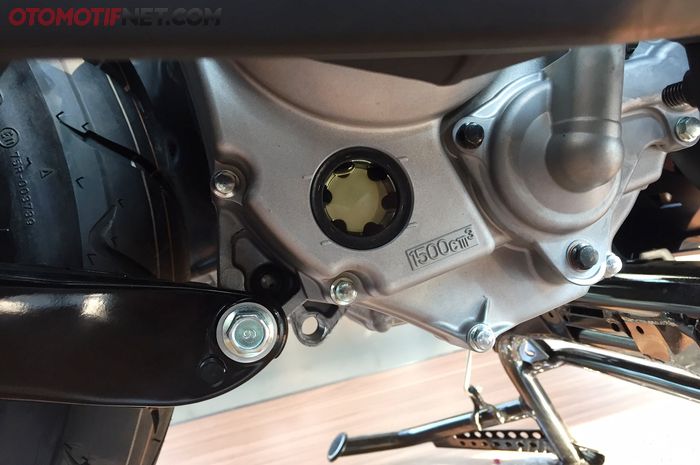 Kualitas dan volume oli mesin Yamaha XMAX bisa dicek melalui jendela kaca yang berada di sisi kanan crankcase mesin 