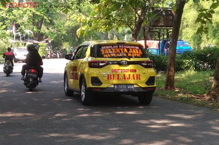 Toyota Raize 1.2 jadi mobil praktik sekolah mengemudi di kawasan Pondok Labu, Jakarta Selatan