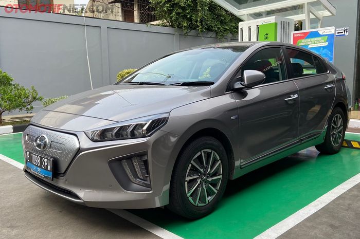 Hyundai Ioniq Signature di SPKLU Pertamina Fatmawati, Jakarta Selatan