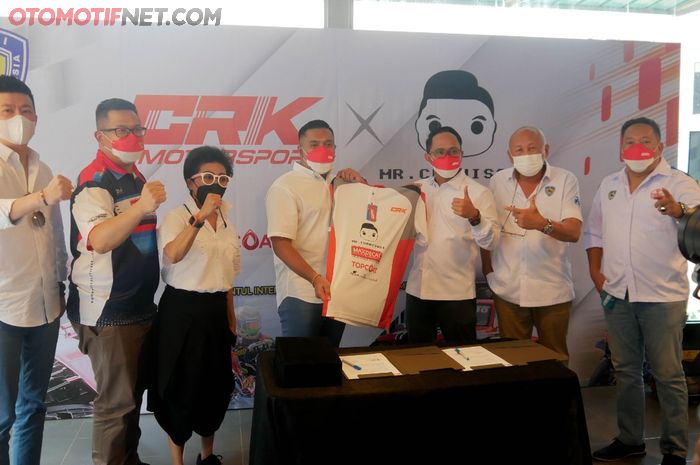 CRK Motorsport &amp; Daniel Zii Mr. Cuanisasi (tengah)