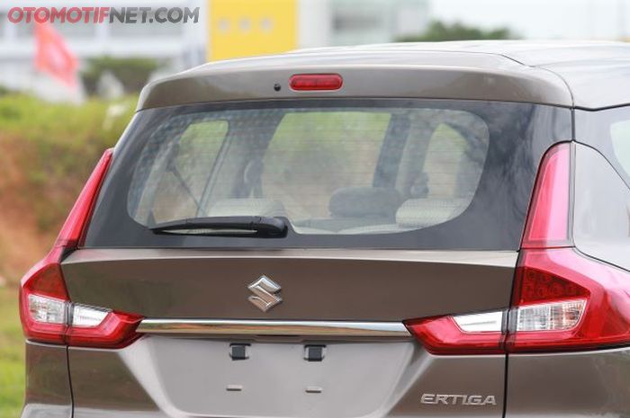 Ini fungsi deffoger yang ada pada kaca belakang mobil diesel atau bensin (foto ilustrasi)