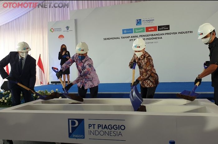 Aksi simbolis peresmian pembangunan pabrik Piaggio Indonesia di Kawasan Industri Jababeka, Cikarang, Bekasi, Selasa (9/11/2021).