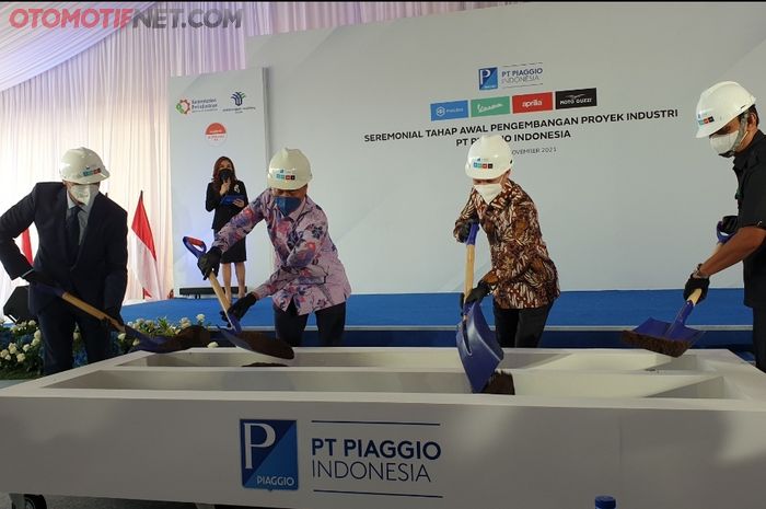Aksi simbolis peresmian pembangunan pabrik Piaggio Indonesia di Kawasan Industri Jababeka, Cikarang, Bekasi, Selasa (9/11/2021).