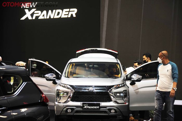 Pengunjung GIIAS sedang mengamati fitur baru New Xpander