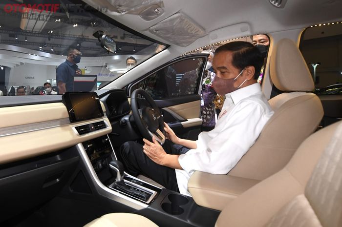 Persiden Joko Widodo, mengamati kabin New Xpander