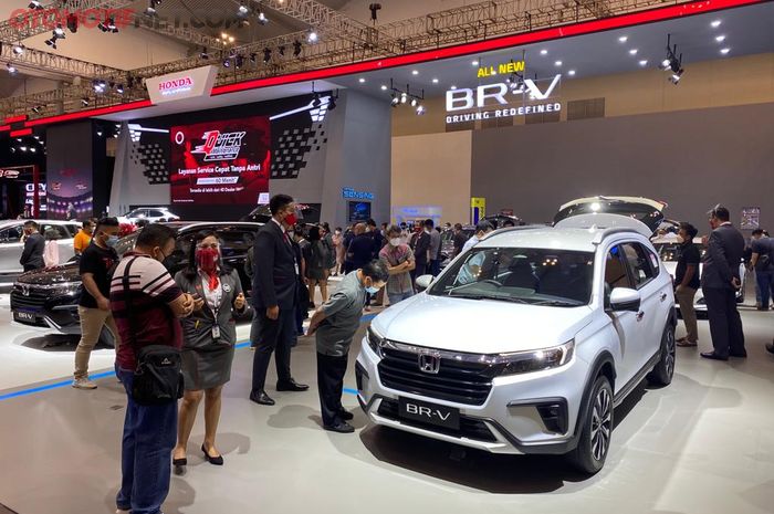 Honda All New BR-V sedang diamati pengunjung