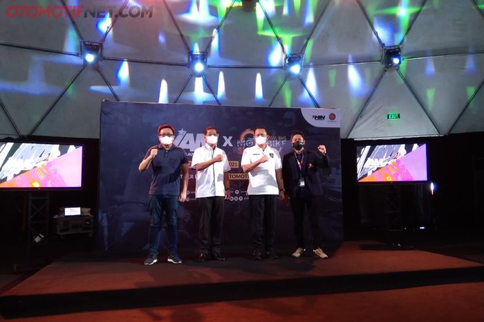 Acara IAM x IIMS Motobike Show 2021 dibuka oleh ketua IMI Pusat Bambang Soesatyo (kedua dari kanan)