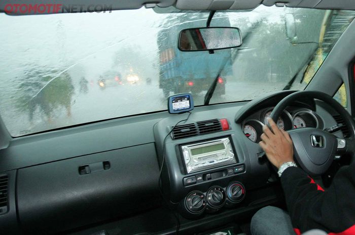 Saat berkendara dalam keadaan hujan deras membutuhkan kosentrasi penuh.
