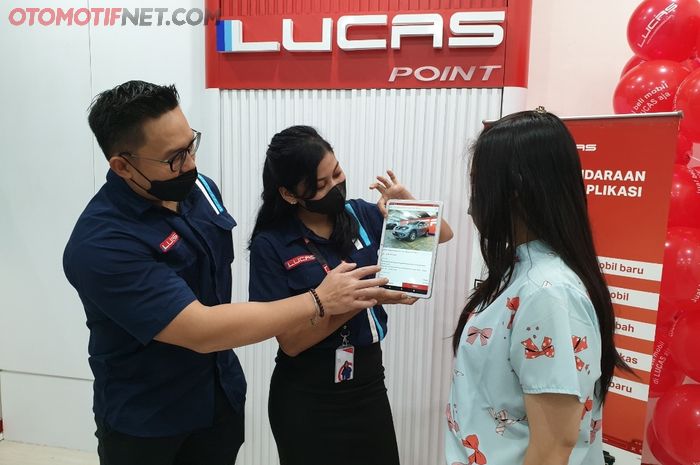 Andry Ciu, Direktur PT Lucas Digital Indonesia (kiri) bersama seorang wiraniaga sedang menjelaskan aplikasi LUCAS Indonesia kepada konsumen