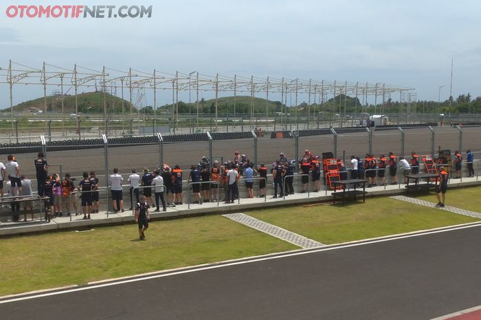 Para pembalap melakukan practice start di siang hari pada hari ketiga tes pramusim MotoGP Mandalika.