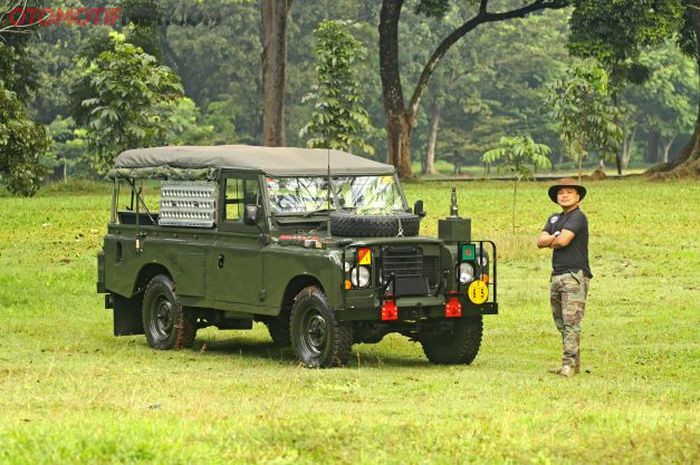 Tommy Indratama bersama Land Rover Seri 3 Military keluaran 1980 yang bersejarah