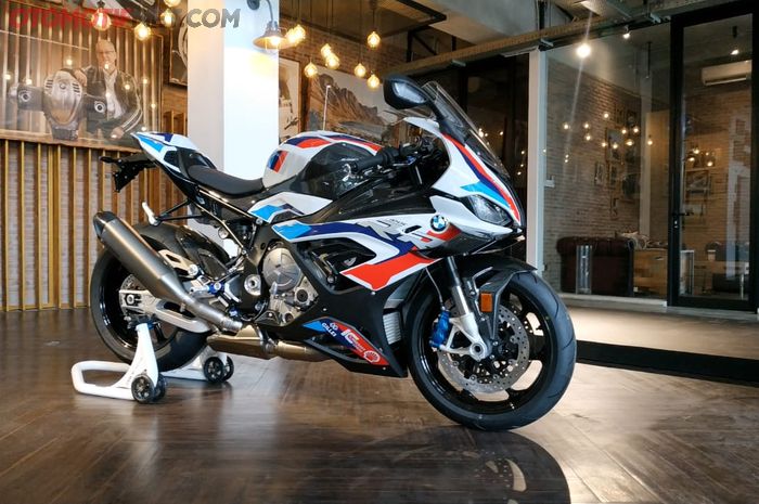 BMW M 1000 RR dipasarkan dengan harga Rp 1,6 miliar