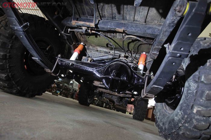 Per daun Daihatsu Taft GT ini mengandalkan keluaran Old Man Emu tipe heavy duty untuk Land Cruiser FJ60.  