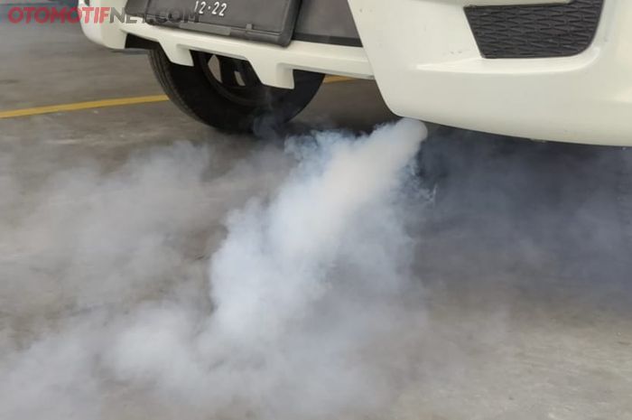 Ilustrasi asap putih keluar dari knalpot mobil bekas