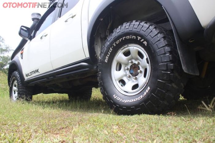 Cukup ganti ban BFG dan sokbreaker lift kit, aman!