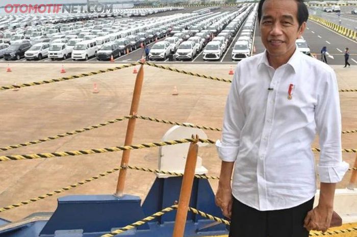 Presiden Jokowi dengan background mobil-mobil yang akan diekspor melalui Pelabuhan Patimban di Subang, Jawa Barat.