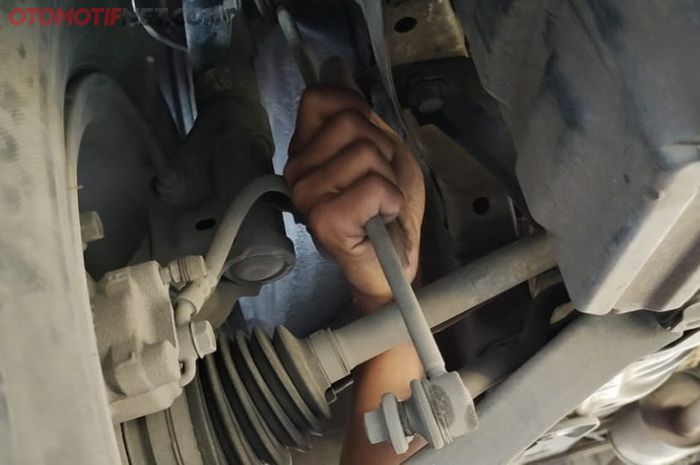 Cara cek link stabilizer masih bagus atau tidak, goyang-goyangkan saja pakai tangan. Kalau terasa oblak, tandanya minta diganti