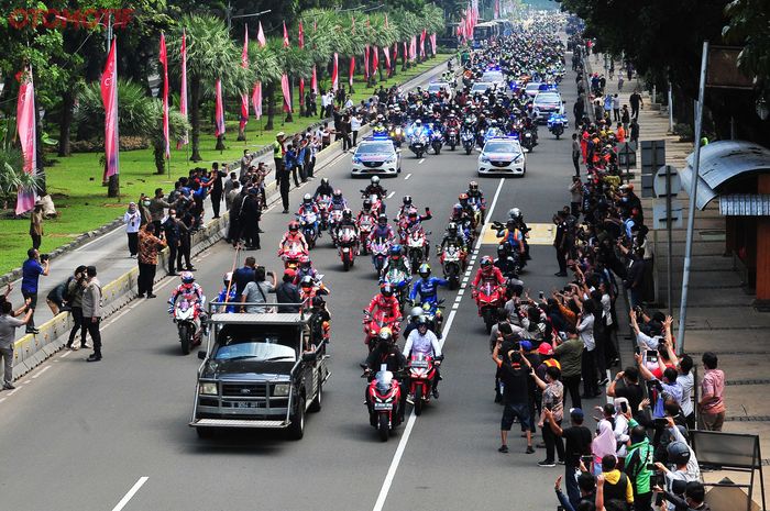 Para pembalap MotoGP melakukan parade di jalan Medan Merdeka lanjut menyusuri jalan MH Thamrin.