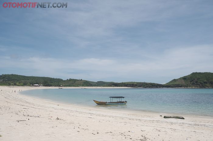 Pantai Tanjung Aan yang ada tepat di parkir timur Sirkuit Mandalika.