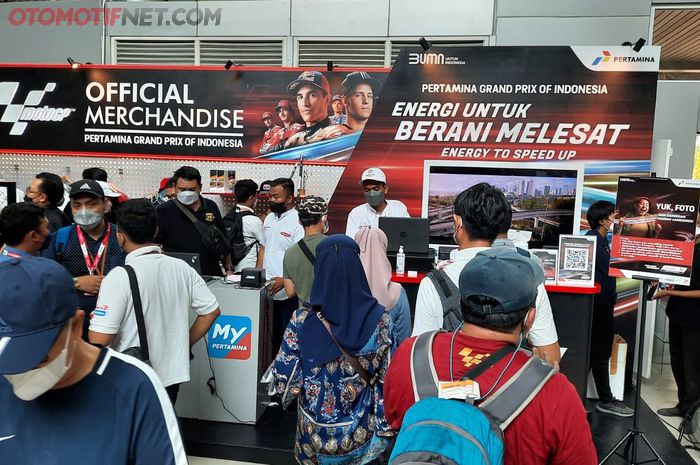 Booth merchandise jadi sasaran wisatawan dan penonton MotoGP