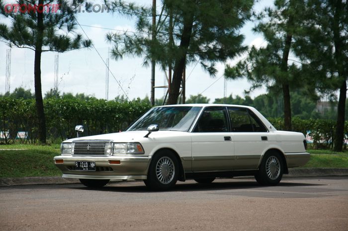 Toyota Crown Royal Saloon keluaran 1990