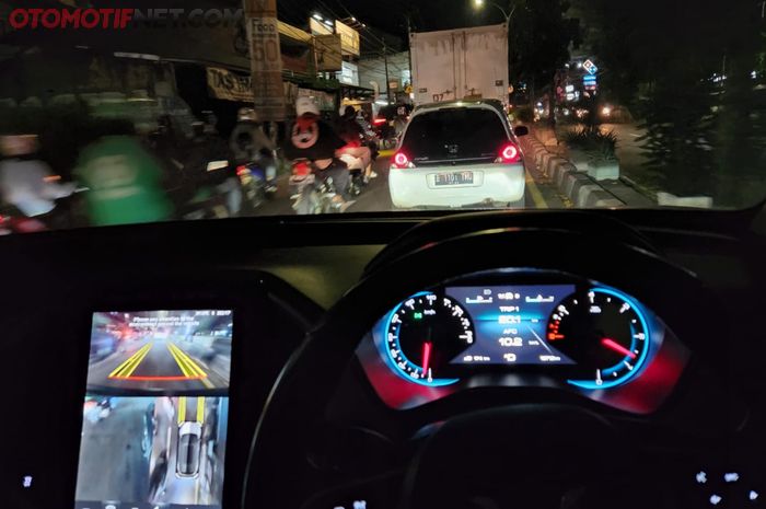 Dalam kondisi macet parah dengan kecepatan rata-rata hanya 15 km/jam, Wuling Almaz RS masih sanggup raik konsumsi BBM 10,2 km/iter