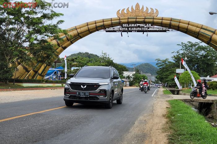 Perjalanan &quot;Holiday Fun Drive 2022&quot; menggunakan Wuling Almaz RS ketika melintasi perbatasan Kabupaten Pringsewu menuju Desa Sukabanjar, Gunung Alip, Tanggamus, Lampung