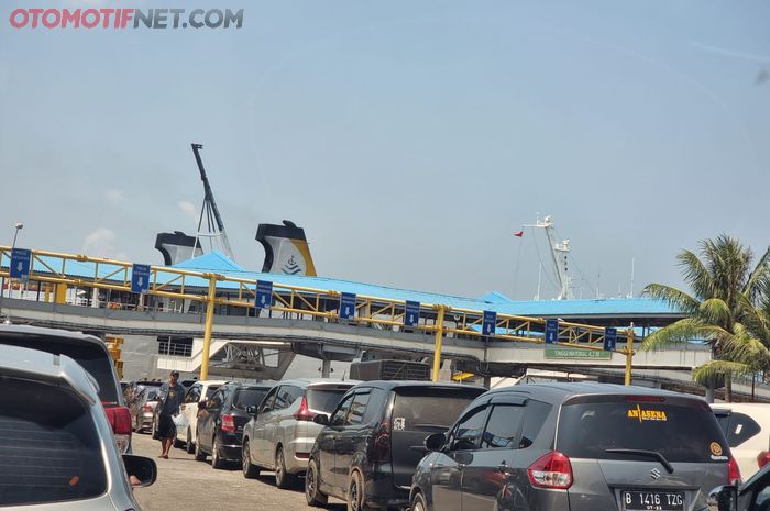 Suasana antri kendaraan yang akan naik ke kapal penyeberangan reguler  dari Pelabuhan Bakauheni, Lampung menuju Merak, Banten
