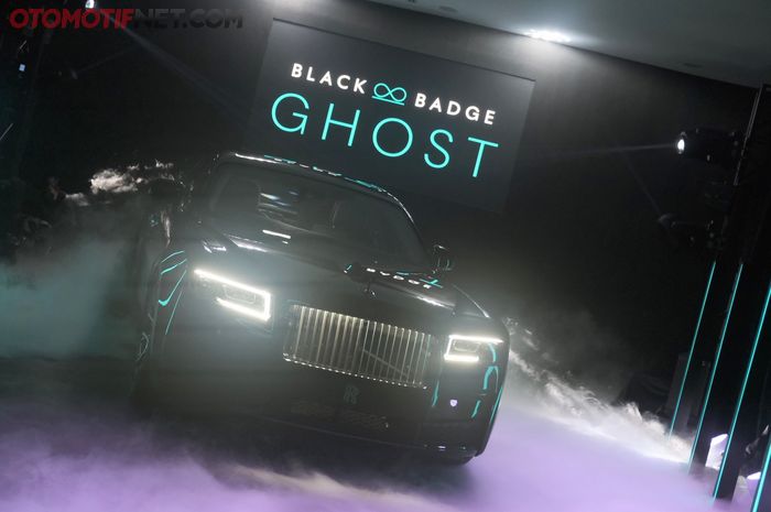 Rolls-Royce Black Badge Ghost siap menghantui jalanan Indonesia, performa dan kemewahan lebih tinggi, harga harus tanya sendiri.