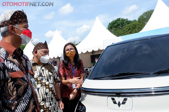 Gubernur Jawa Tengah, Ganjar Pranowo melihat tampilan eksterior dari Wuling EV