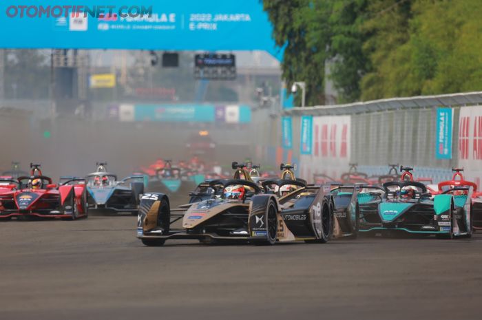 Para pembalap puji sirkuit Formula E Jakarta, tapi berharap kondisi permukaan lintasan bisa lebih baik saat balapan.