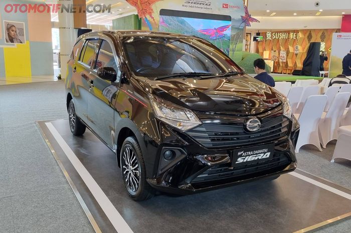 Mobil baru Daihatsu Sigra X Deluxe MT facelift di Summarecon Mall Bekasi, Kota Bekasi, Jawa Barat.