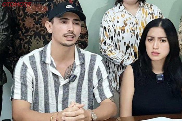 Jessica Iskandar didampingi Vincent Verhaag dalam jumpa persnya di kantor pengacara Elza Syarief, kawasan Menteng, Jakarta Pusat, Kamis (14/7/2022)