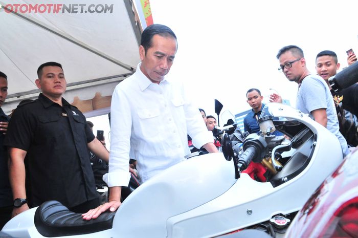 Presiden Jokowi melihat secara detail motor custom di Otobursa 2018