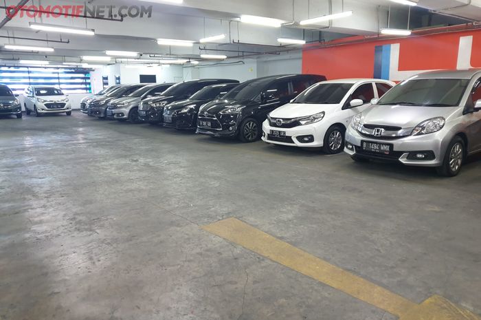 Deretan mobil keluarga bekas di showroom Lucas Season City